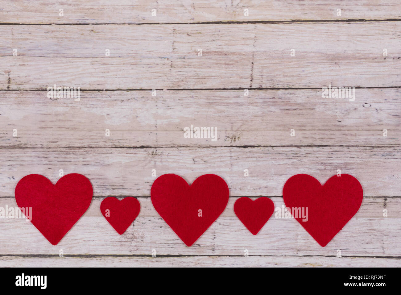Legno bianco il giorno di San Valentino sfondo rosso con cuori, copia dello spazio. Simbolo d amore, amore concetto, vista dall'alto, laici piatta Foto Stock