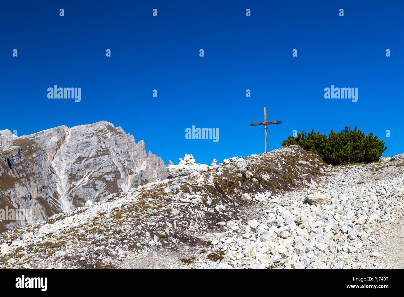 Vertice di croce di montagna Strudelkopf, Dolomiti, Alto Adige Foto Stock