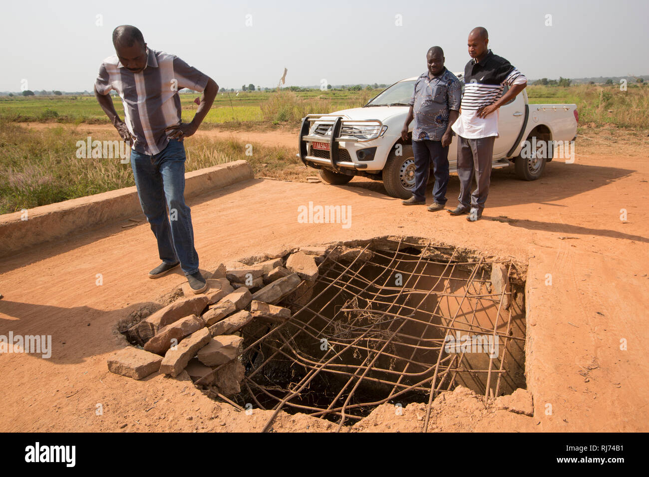 Villaggio di Karfiguela, Banfora, Regione Cascades, Burkina Faso, 6 dicembre 2016; un ponte mal costruito su un canale di irrigazione che necessita di riparazione. Foto Stock