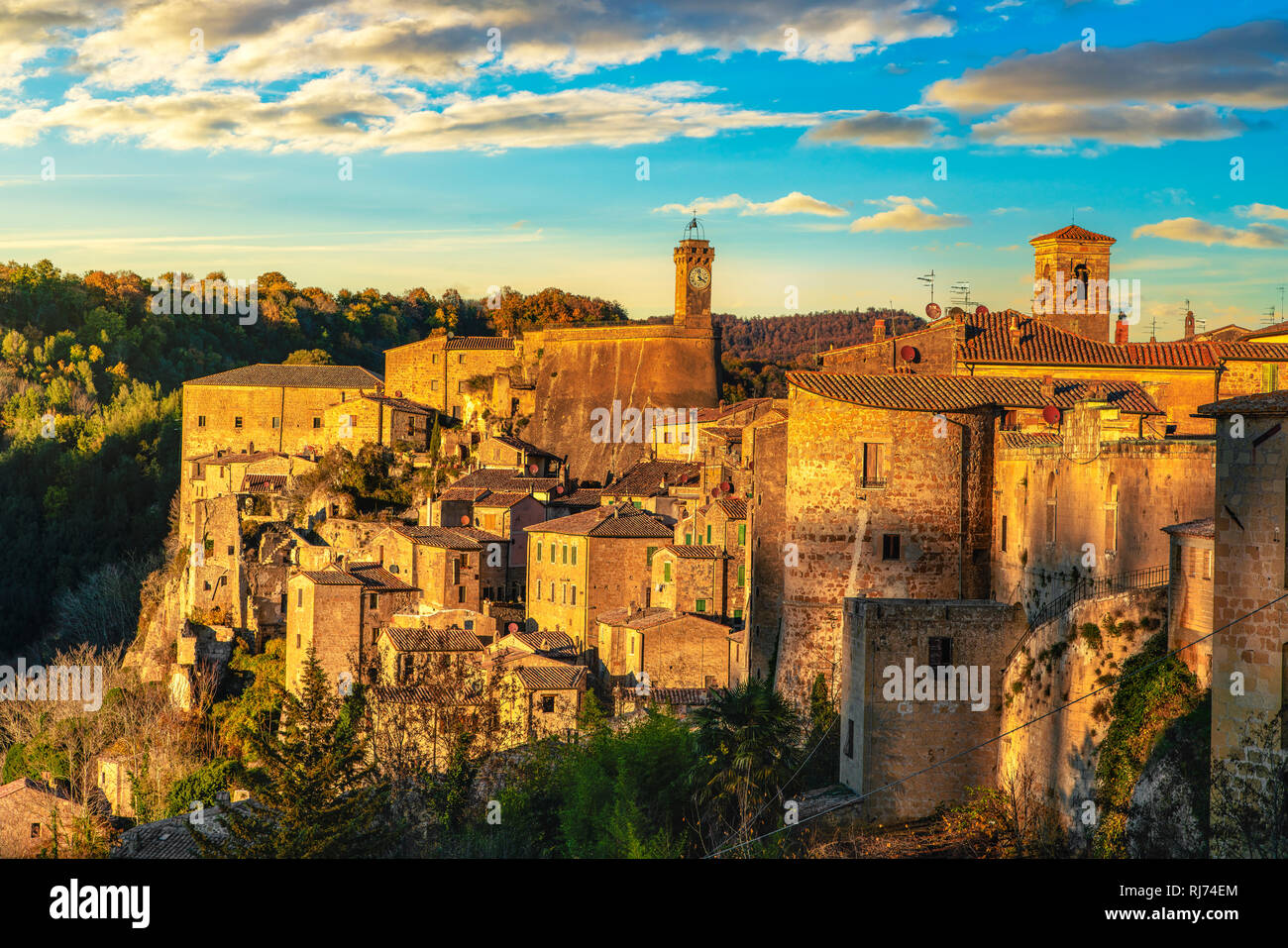 Toscana Sorano borgo medioevale sul tufo rocky hill. Panorama al tramonto. La Maremma, Italia, Europa. Foto Stock