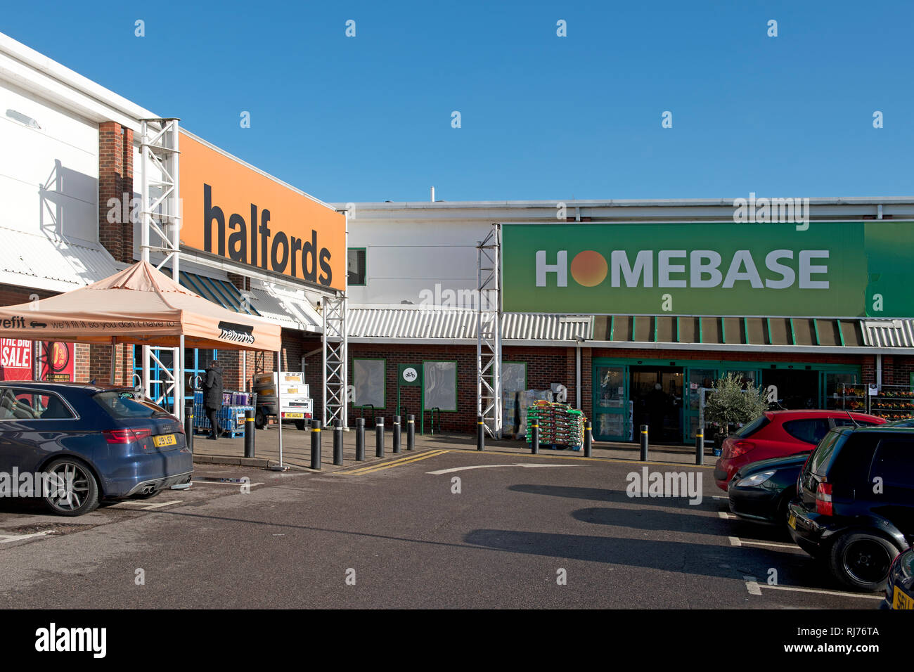 Un Halfords store in Otford, Kent, vendita di autocare e forniture in bicicletta accanto è un DIY vendita uscita home improvement fornisce Foto Stock