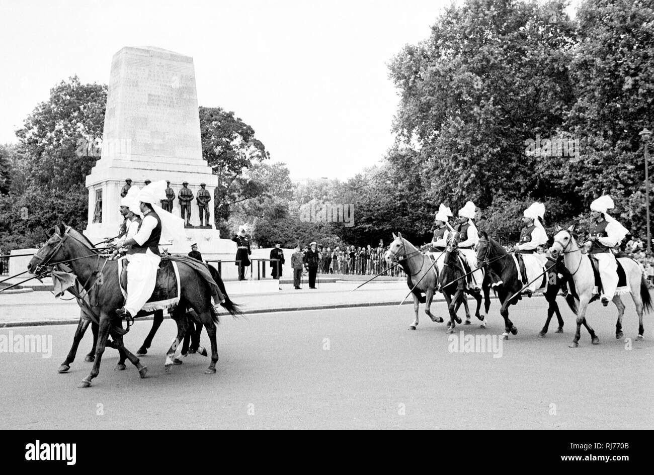 Piumati Maggiore Generale Desmond Langley (sullo sfondo al centro), Comandante Generale Distretto di Londra e la divisione di uso domestico, presidente della Royal Torneo, a Horse Guards, Londra, durante il torneo reale sfilata di anteprima. Foto Stock