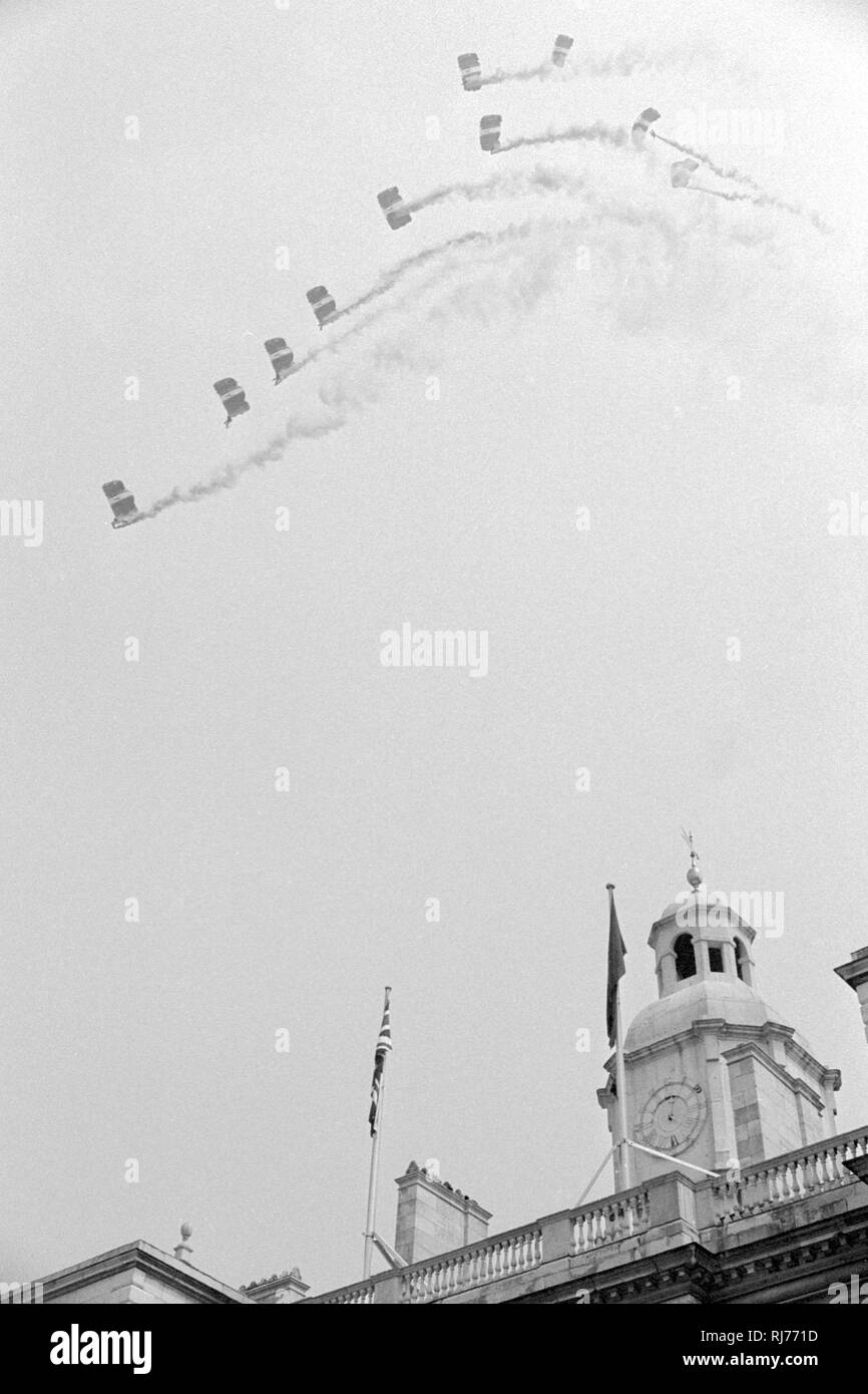 Smokey ingresso della RAF Freefall paracadute Team Display, la RAF Falchi oltre la sfilata delle Guardie a Cavallo, Whitehall, Londra, quando sbarcarono per iniziare il 1983 Royal torneo sfilata di anteprima dopo la caduta da una Hercules. Foto Stock