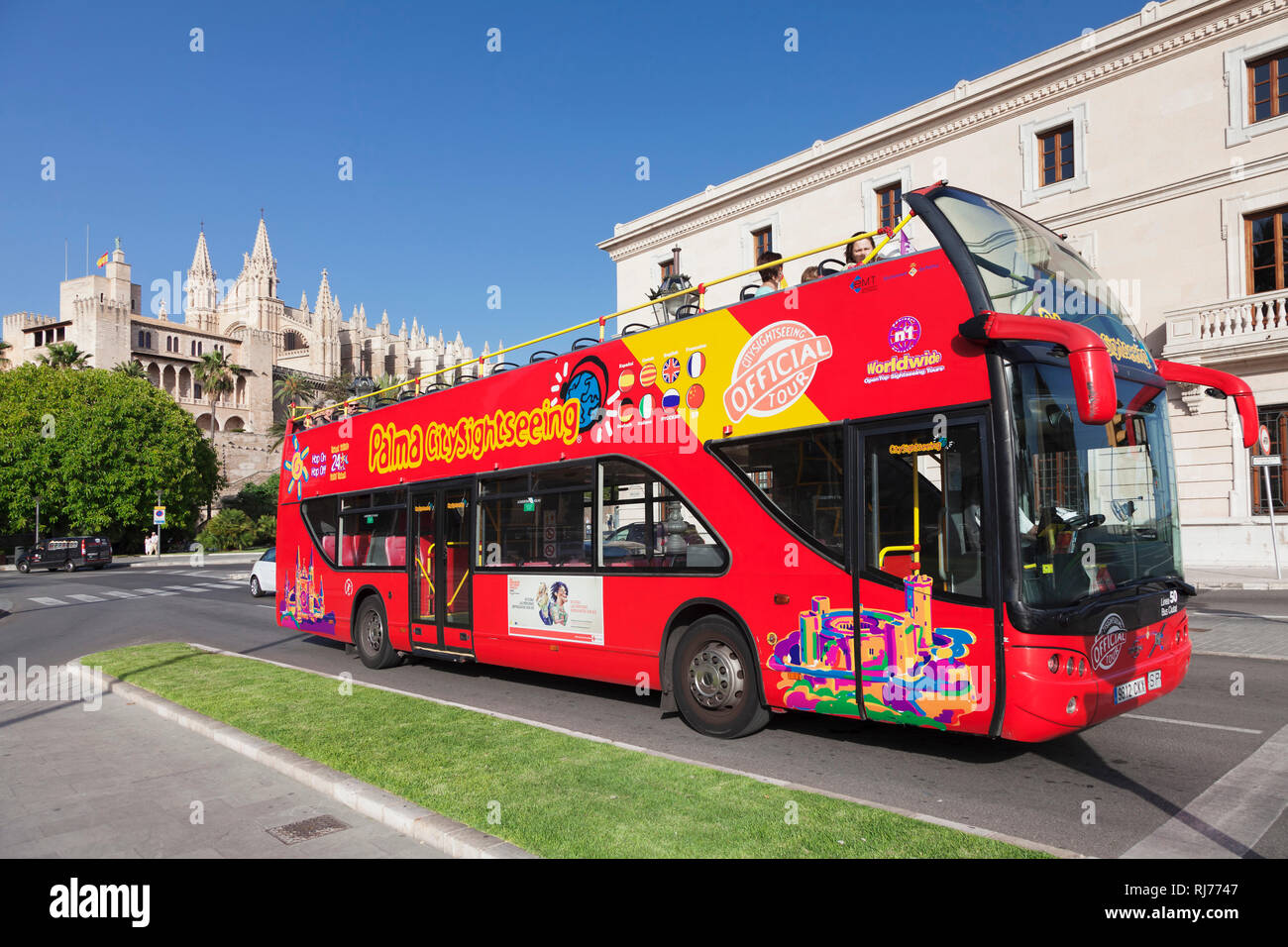 Sightseeing Bus an der Kathedrale La Seu, Palma de Mallorca, Mallorca, Balearen, Spanien Foto Stock