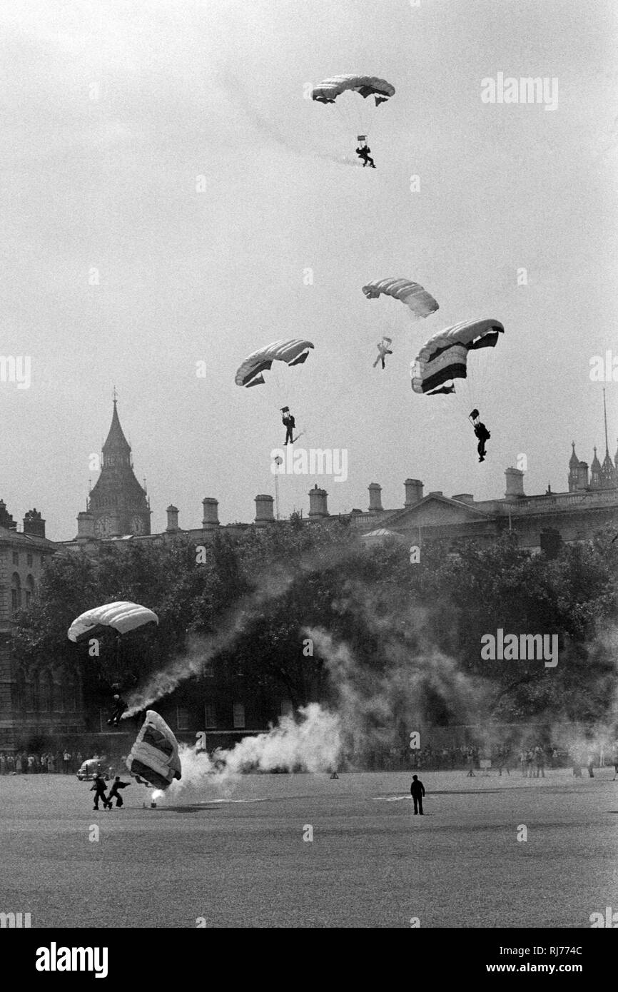 I falchi del paracadute di team di visualizzazione della Royal Air Force caduta nella sfilata delle Guardie a Cavallo. I paracadutisti sono state rendendo il loro primo salto in Londra come parte del Royal torneo. Foto Stock