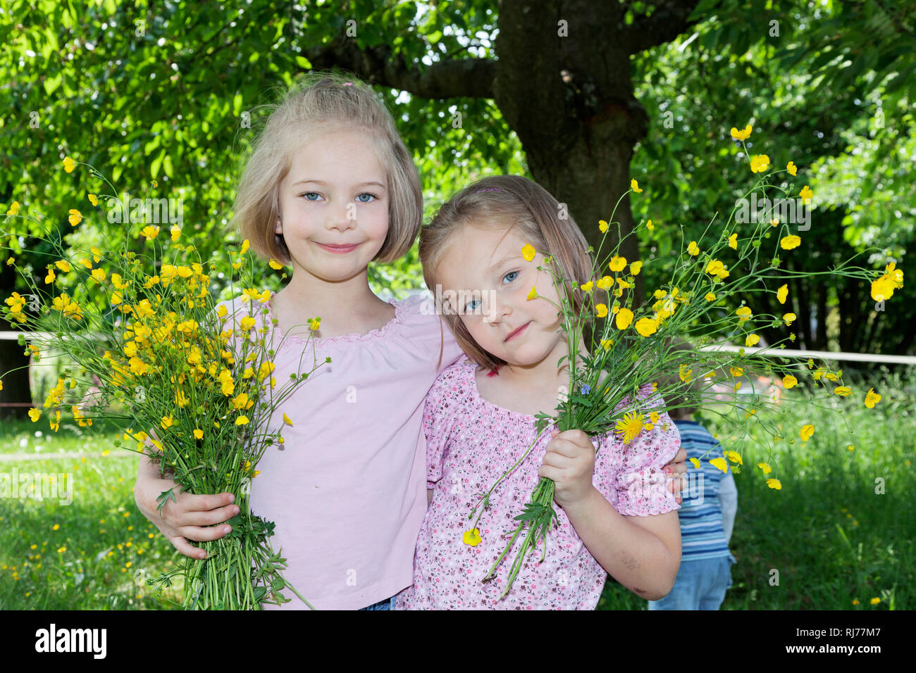 Zwei Mädchen mit Blumensträußen, 7 und 5 Jahre alt Foto Stock