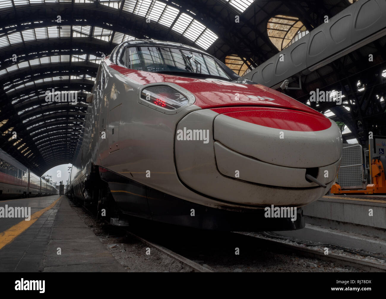 Trenitalia ETR 600 Frecciargento ad alta velocità a inter-city con il treno alla Stazione Centrale di Milano, Millan, Lombardia, Italia. Foto Stock