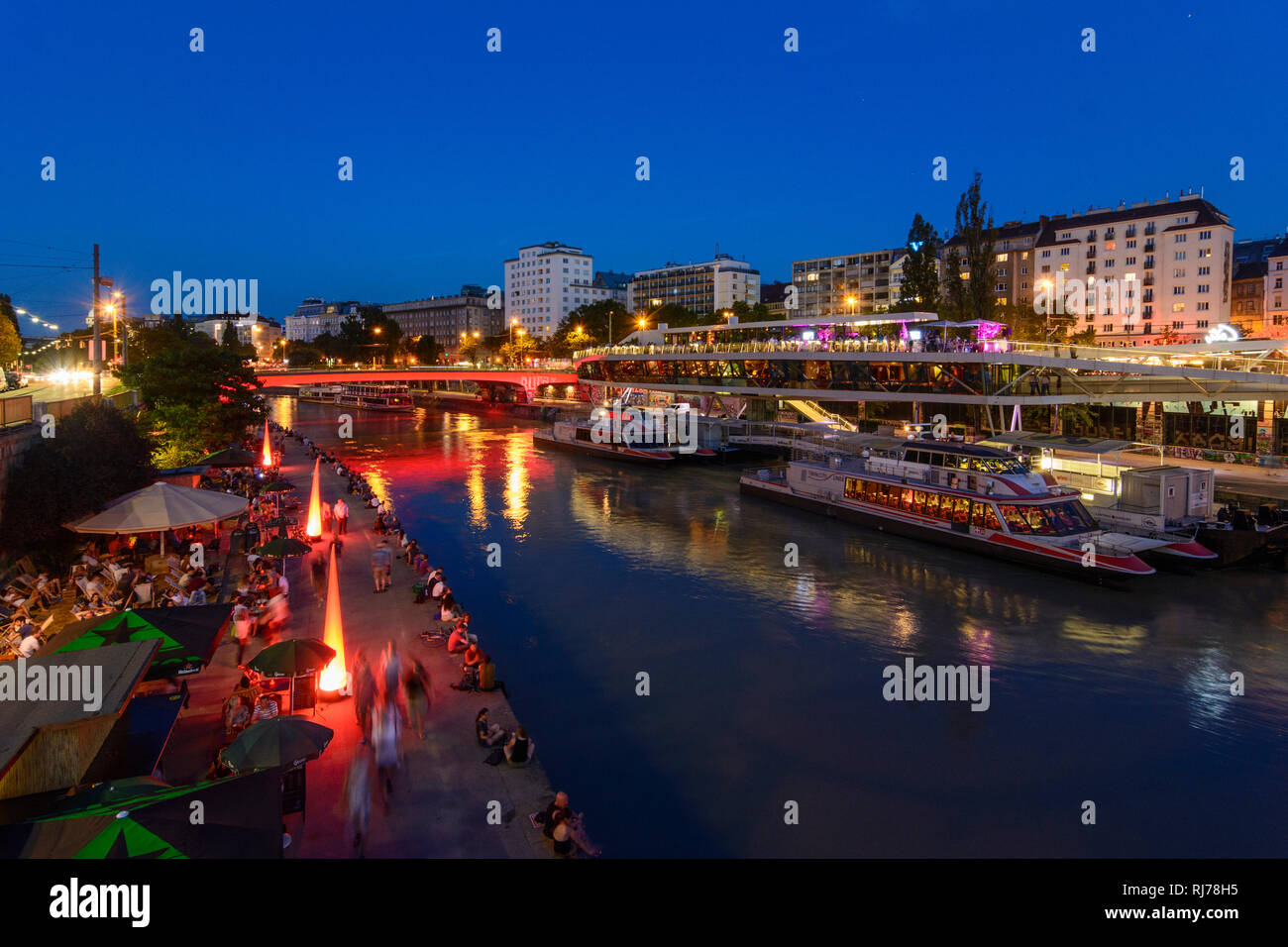 Donaukanal (Canale del Danubio) imbarcazione stazione Wien City, escursione barche, nave - ristorante' Motto am Fluss'Shore ristoranti, gente seduta sul Seawall, Wie Foto Stock