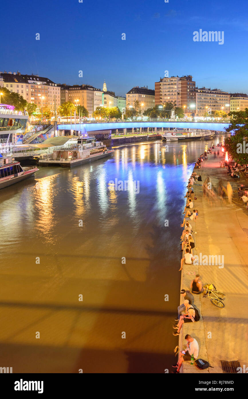 Donaukanal (Canale del Danubio) imbarcazione stazione Wien City, escursione barche, nave - ristorante' Motto am Fluss'Shore ristoranti, gente seduta sul Seawall, Wie Foto Stock