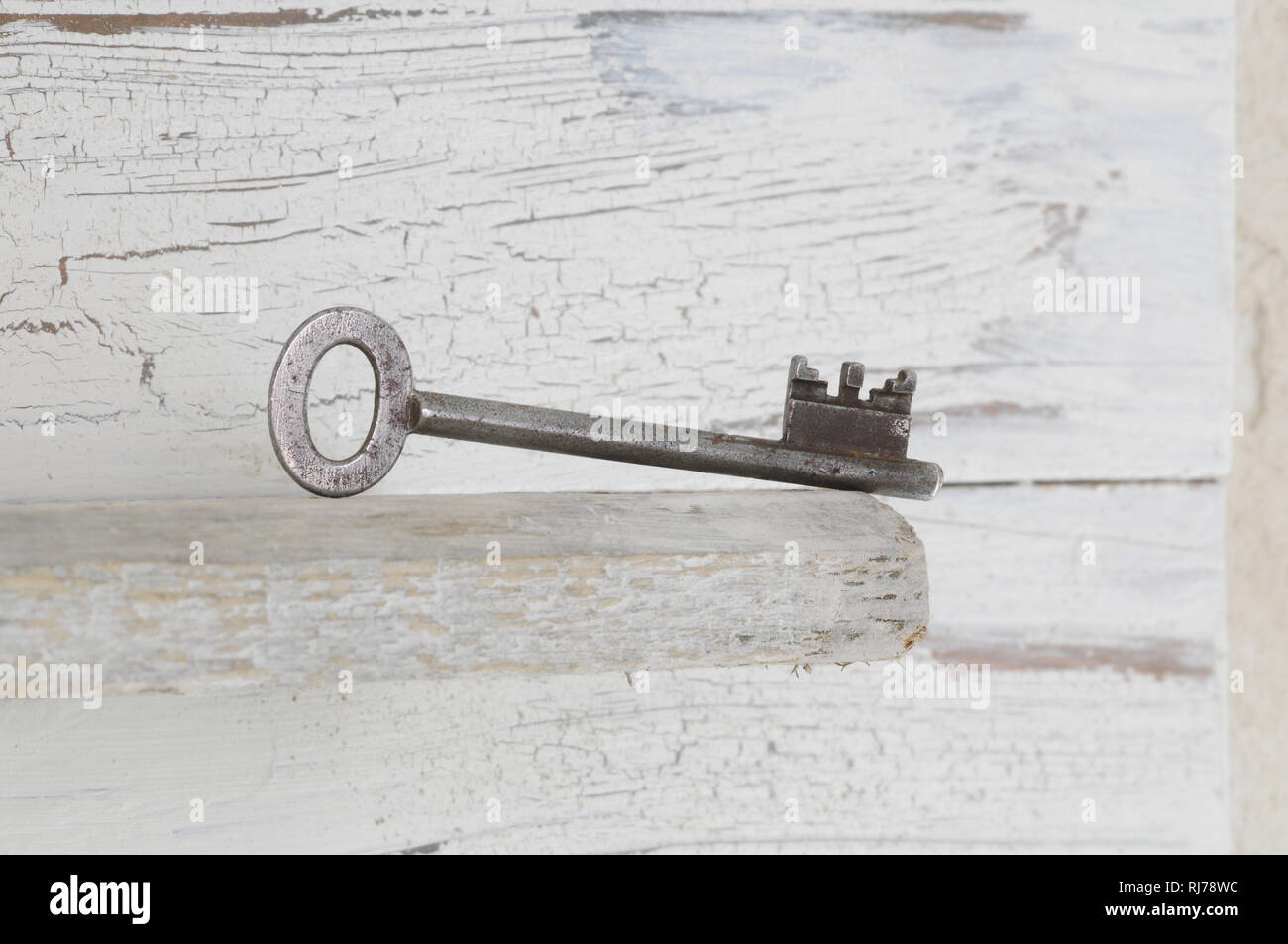 Alter Schlüssel auf weißem Vintage Holz, Close-up Foto Stock