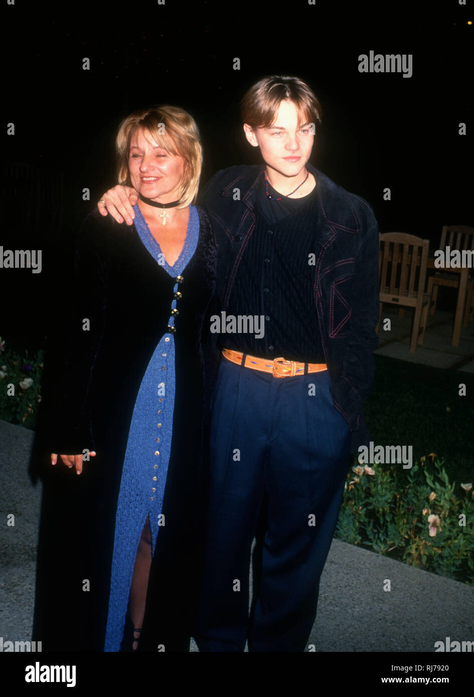 LOS ANGELES, CA - 12 dicembre: l'attore Leonardo DiCaprio e sua madre Irmelin Indenbirken frequentare Paramount Pictures' 'Cosa mangiare uva Gilbert' Los Angeles Premiere sul dicembre 12, 1993 al Paramount Theatre di Los Angeles, California. Foto di Barry re/Alamy Stock Photo Foto Stock