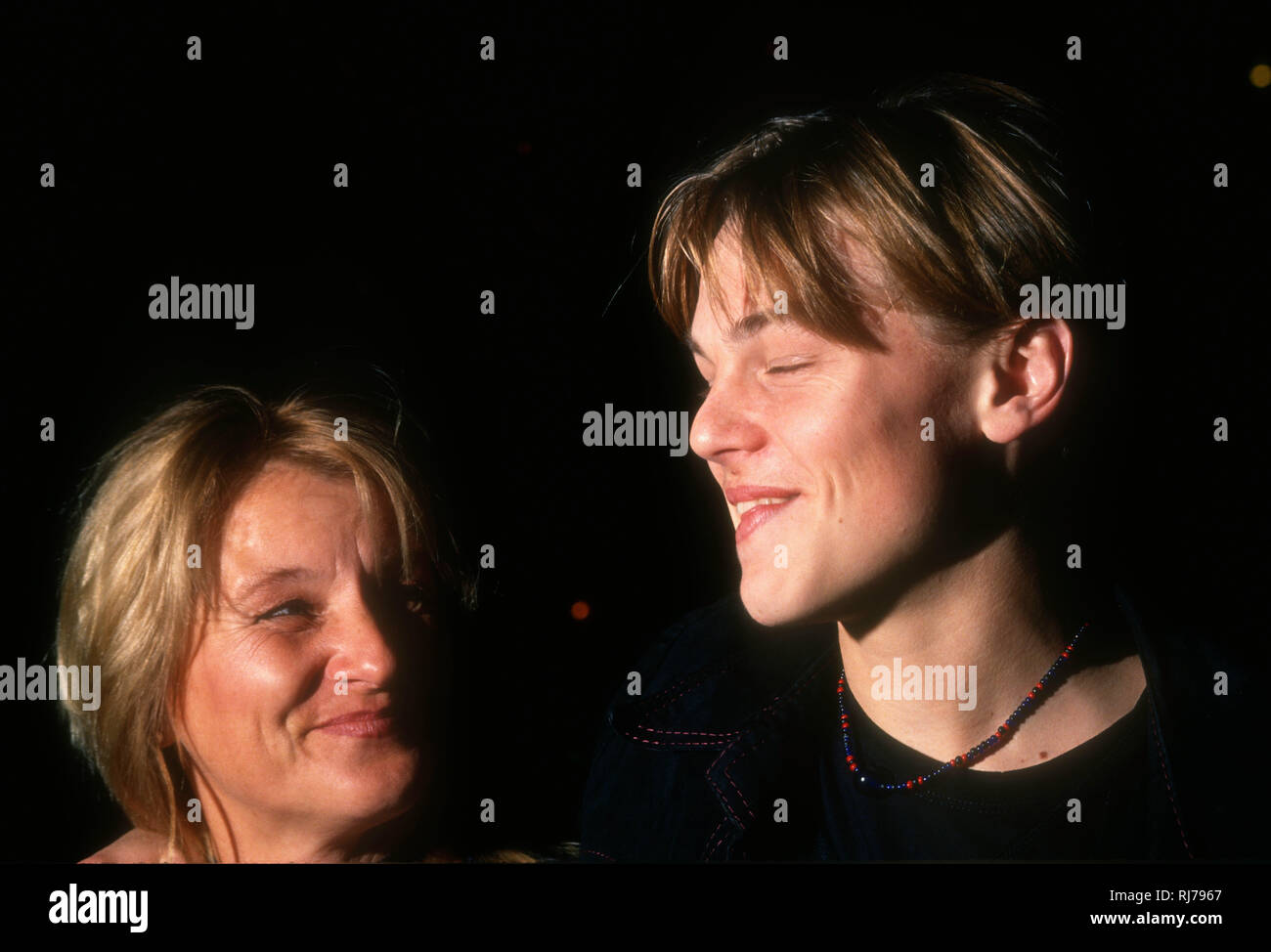 LOS ANGELES, CA - 12 dicembre: l'attore Leonardo DiCaprio e sua madre Irmelin Indenbirken frequentare Paramount Pictures' 'Cosa mangiare uva Gilbert' Los Angeles Premiere sul dicembre 12, 1993 al Paramount Theatre di Los Angeles, California. Foto di Barry re/Alamy Stock Photo Foto Stock