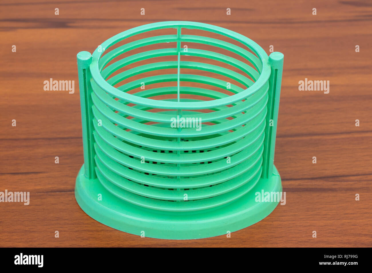 Pen portamatite isolate su sfondo di legno, plastica penna pentola a matita o del detentore Foto Stock
