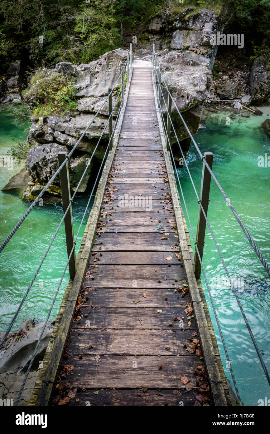 Brücke über der Soca im Triglav Nationalpark in Slowenien Foto Stock