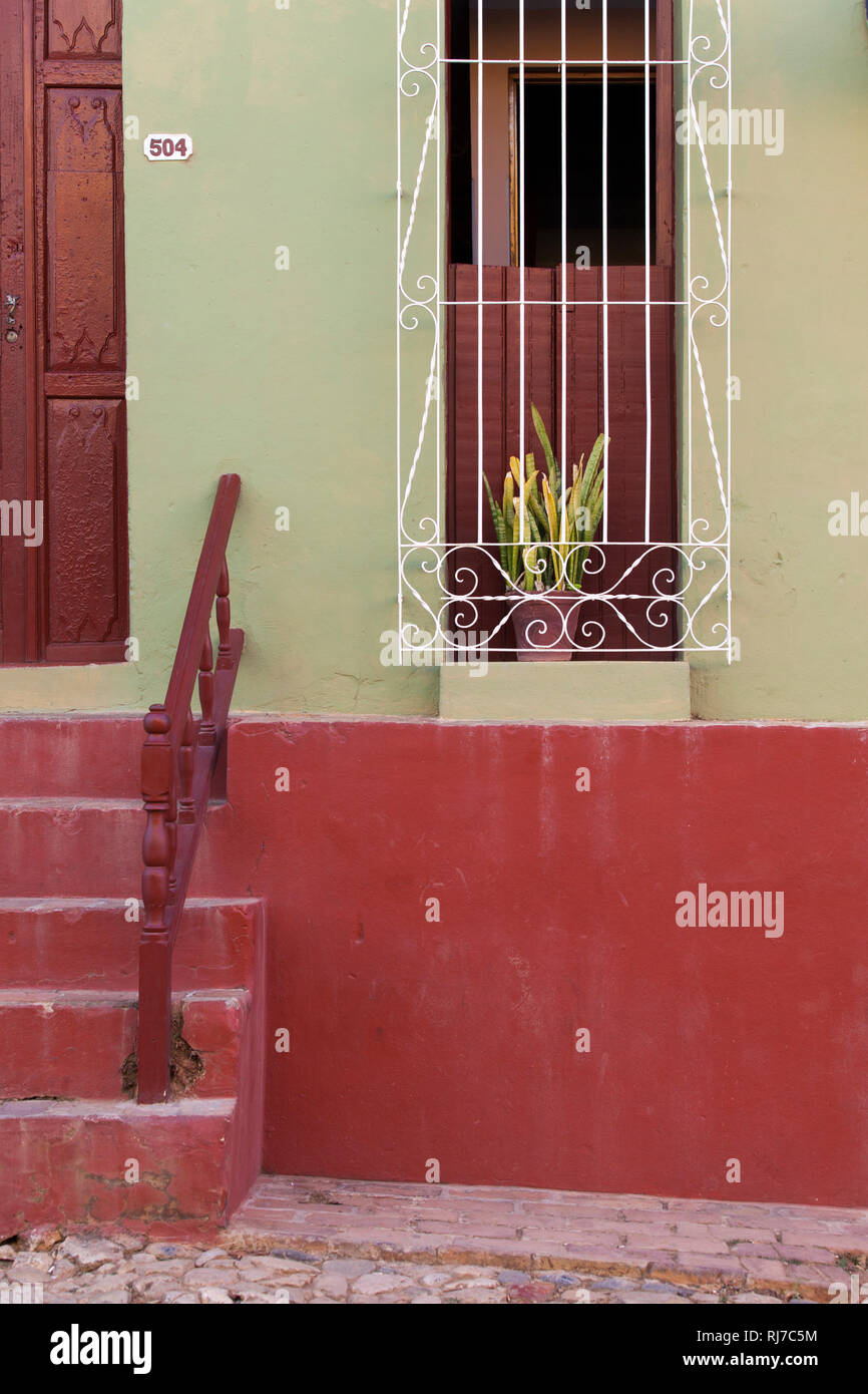 Karibik, Cuba, Kuba, Trinidad, Hausdetail in rot und grün mit Pflanze Foto Stock