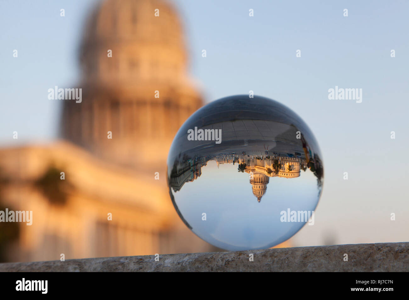 Karibik, Kuba, Cuba Havanna, La Habana, Capitol spiegelt sich in Glaskugel Foto Stock