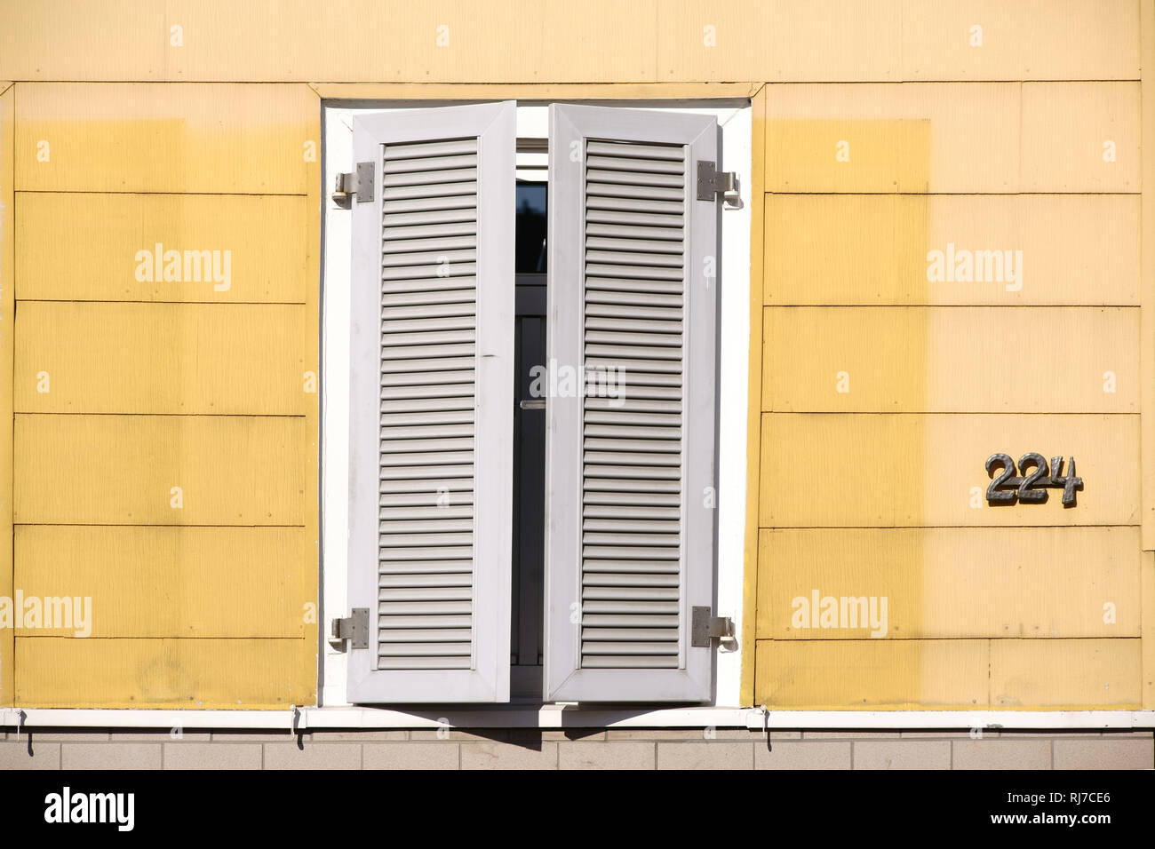 Ein neuer geschlossener Holzfensterladen un einem Wohnhaus. Foto Stock