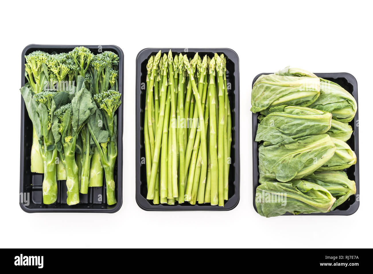Verde fresco vegetali asparagi , Baby verdure broccoli , i cavoletti di Bruxelles ortaggio isolati su sfondo bianco - cibo sano concetto di stile Foto Stock