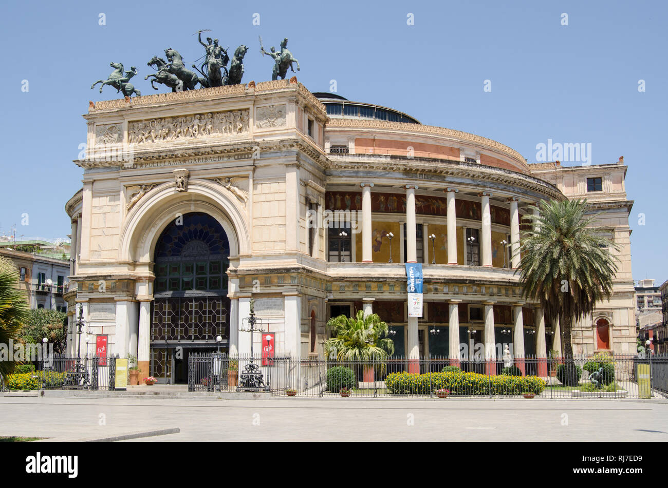 Il punto di riferimento dal Teatro Politeama di Palermo, in Sicilia. Home all'Orchestra Sinfonica Siciliana, il multifunzionale sala concerti e il teatro fu costruito in Foto Stock