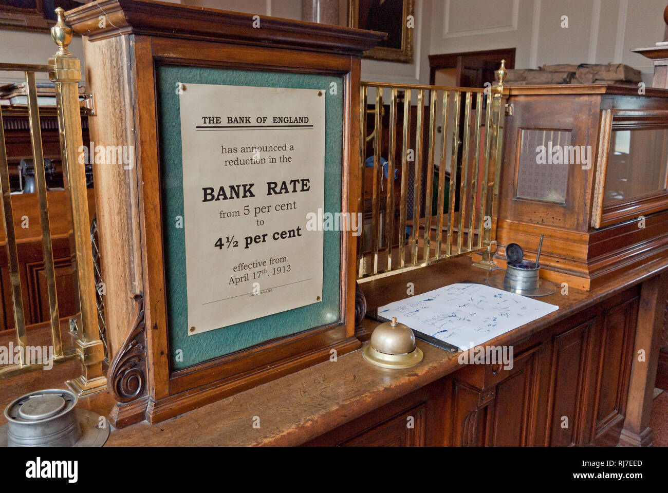 Ricostruito interni in stile vittoriano di Barclays Bank circa 1900, con un prominente bank rate poster, il museo Beamish, County Durham Foto Stock