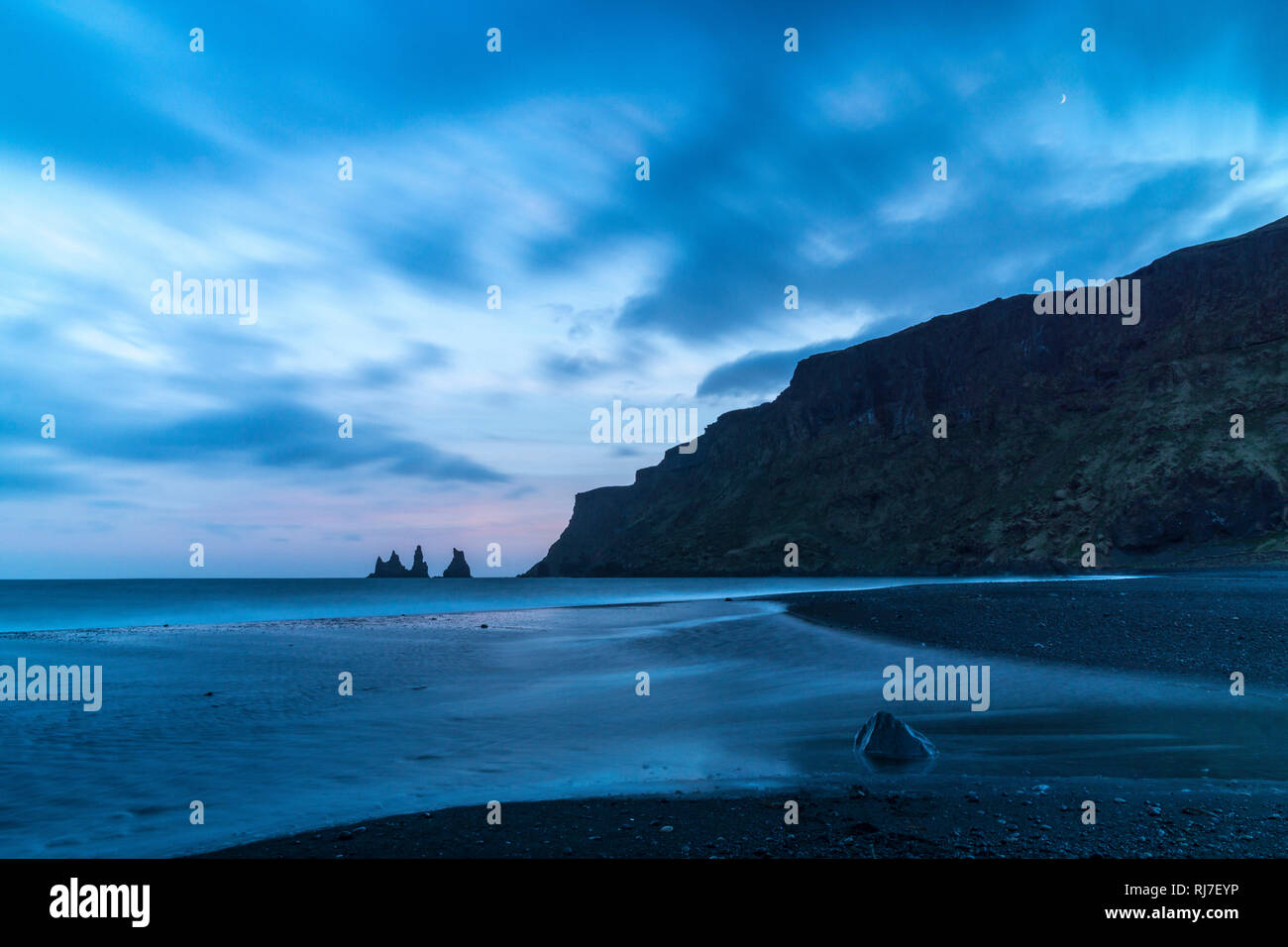 Nordeuropa, Isola, Ringstrasse, Sonnenuntergang am spiaggia di sabbia nera di Vik mit Blick auf Reynisdrangar Foto Stock