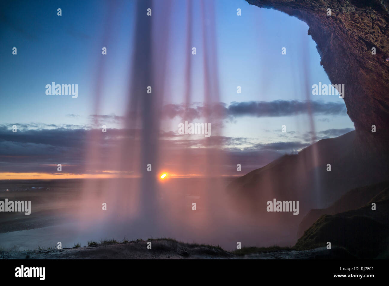 Nordeuropa, Isola, Südisland, Seljalandsfoss, Sonnenuntergang hinter Seljalandsfoss dem Foto Stock