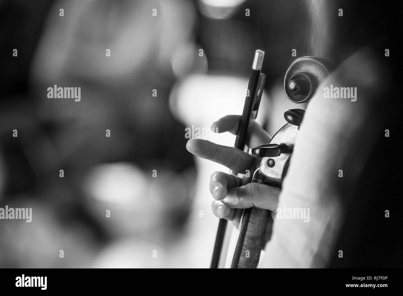 Mano mit Geige Foto Stock