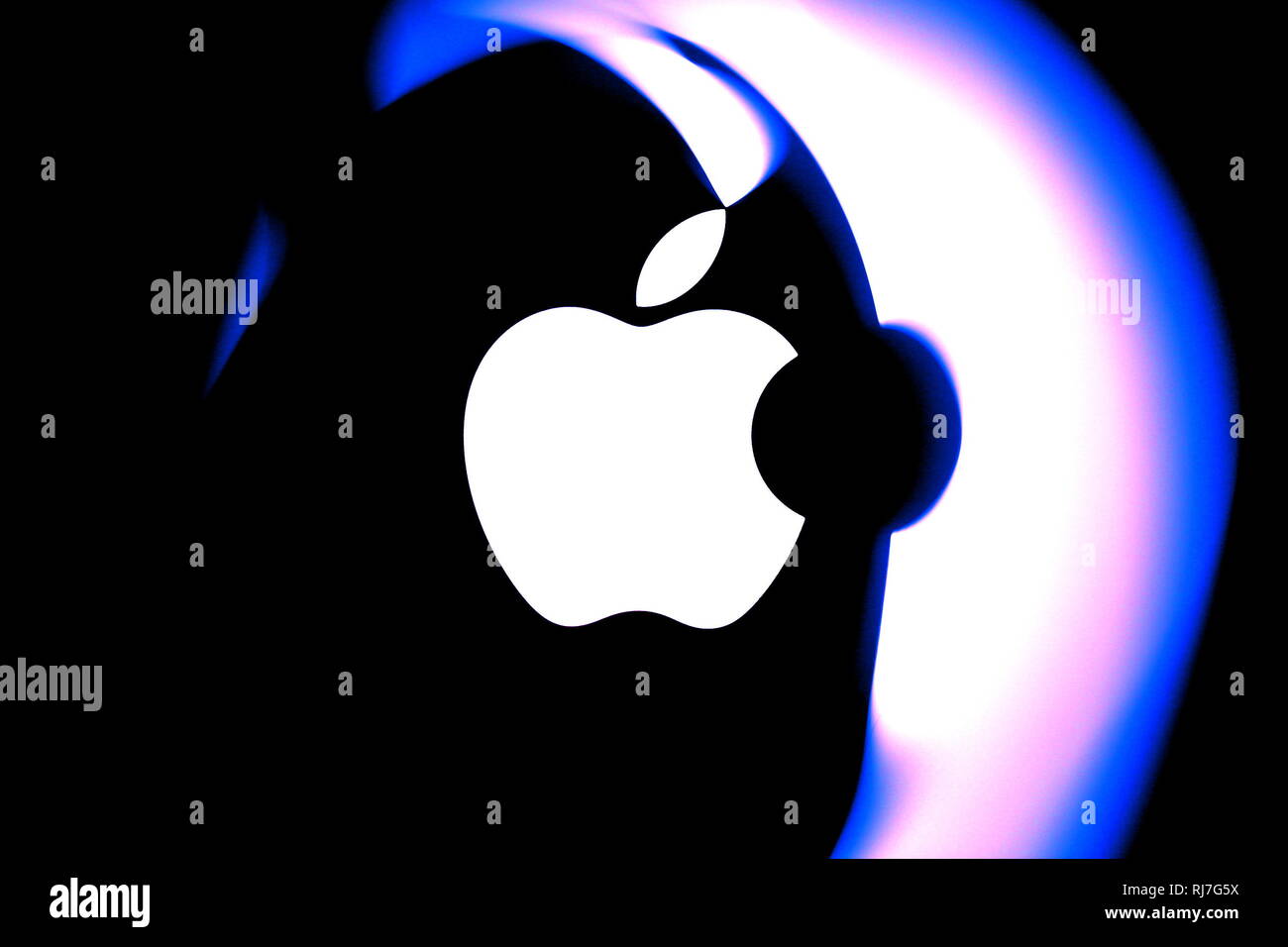Benvenuti in Repubblica ceca - MARZO 16, 2015:Dettaglio del logo Apple sul Mac Book Air riflettendo in foglio trasparente. Editoriale illustrativa. Solo uso editoriale. Foto Stock