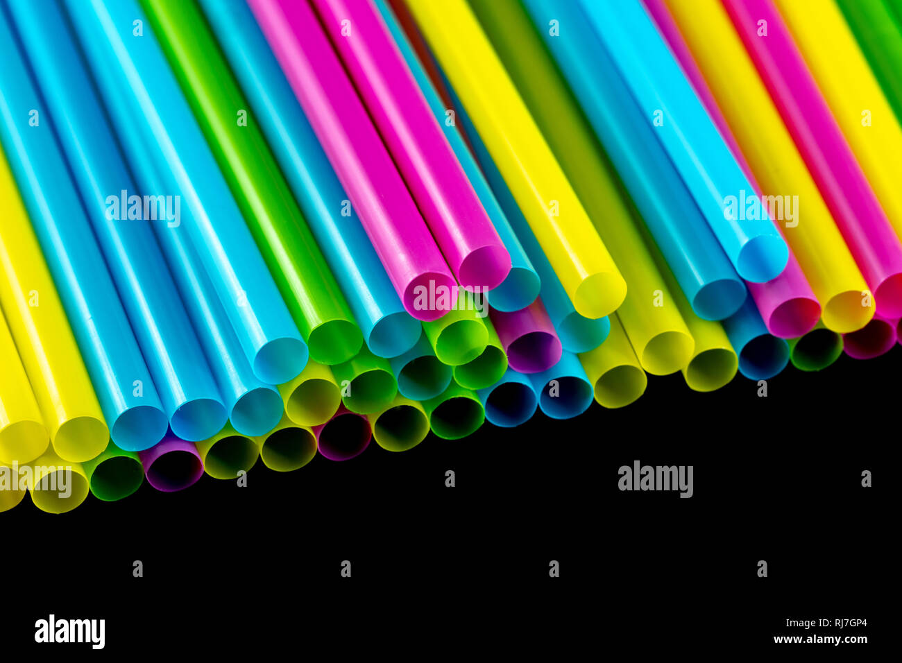 Cannucce colorate, fasci su uno sfondo nero Foto Stock