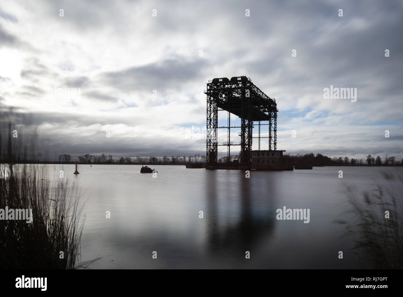 Karnin ponte di sollevamento. Distrutto ponte ferroviario storico sull isola di Usedom Karnin vicino al fiume Peenestrom, Meclenburgo-Pomerania Occidentale, Germania Foto Stock