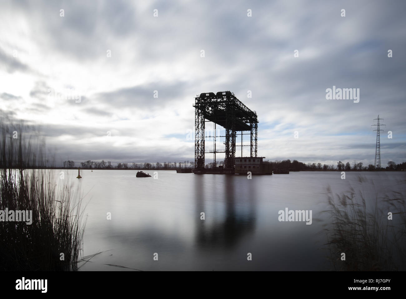 Karnin ponte di sollevamento. Distrutto ponte ferroviario storico sull isola di Usedom Karnin vicino al fiume Peenestrom, Meclenburgo-Pomerania Occidentale, Germania Foto Stock