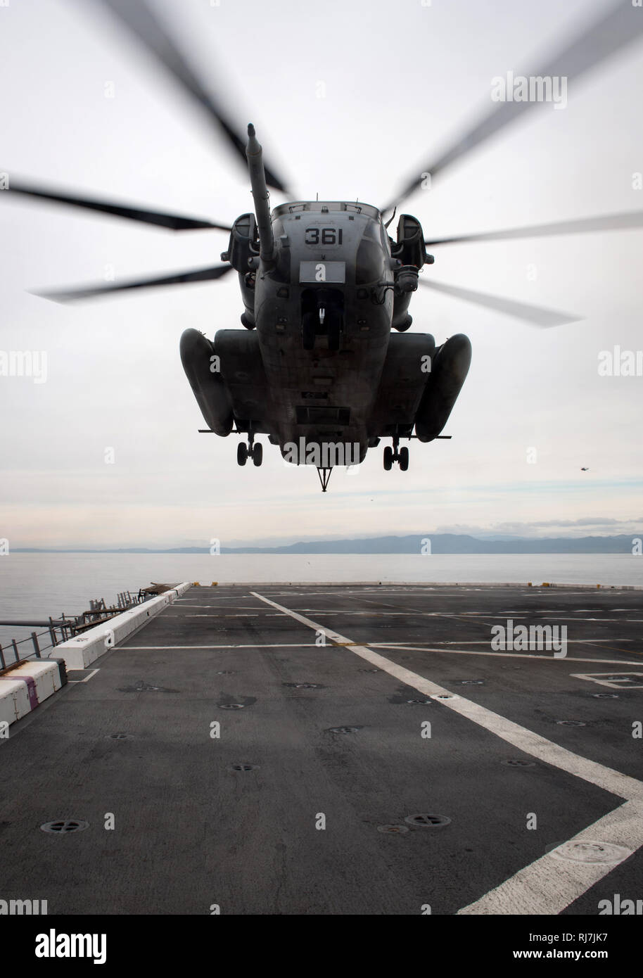 190201-N-LI768-1308 OCEANO PACIFICO (feb. 1, 2019) - Un CH-53E Super Stallion, assegnato al "Flying Tigers" di Marine elicottero pesante Squadron (HMH) 361, decolla dal ponte di volo del trasporto anfibio dock nave USS Somerset (LPD 25) durante la fase di esercizio del pugno di ferro 2019. Esercitare il pugno di ferro 2019 è un annuale, formazione multilaterale esercizio dove USA e giapponesi i membri del servizio treno insieme, condividere tecniche, tattiche e procedure per migliorare la loro combinare le capacità operative. (U.S. Foto di Marina di Massa lo specialista di comunicazione 2a classe Devin M. Langer) Foto Stock