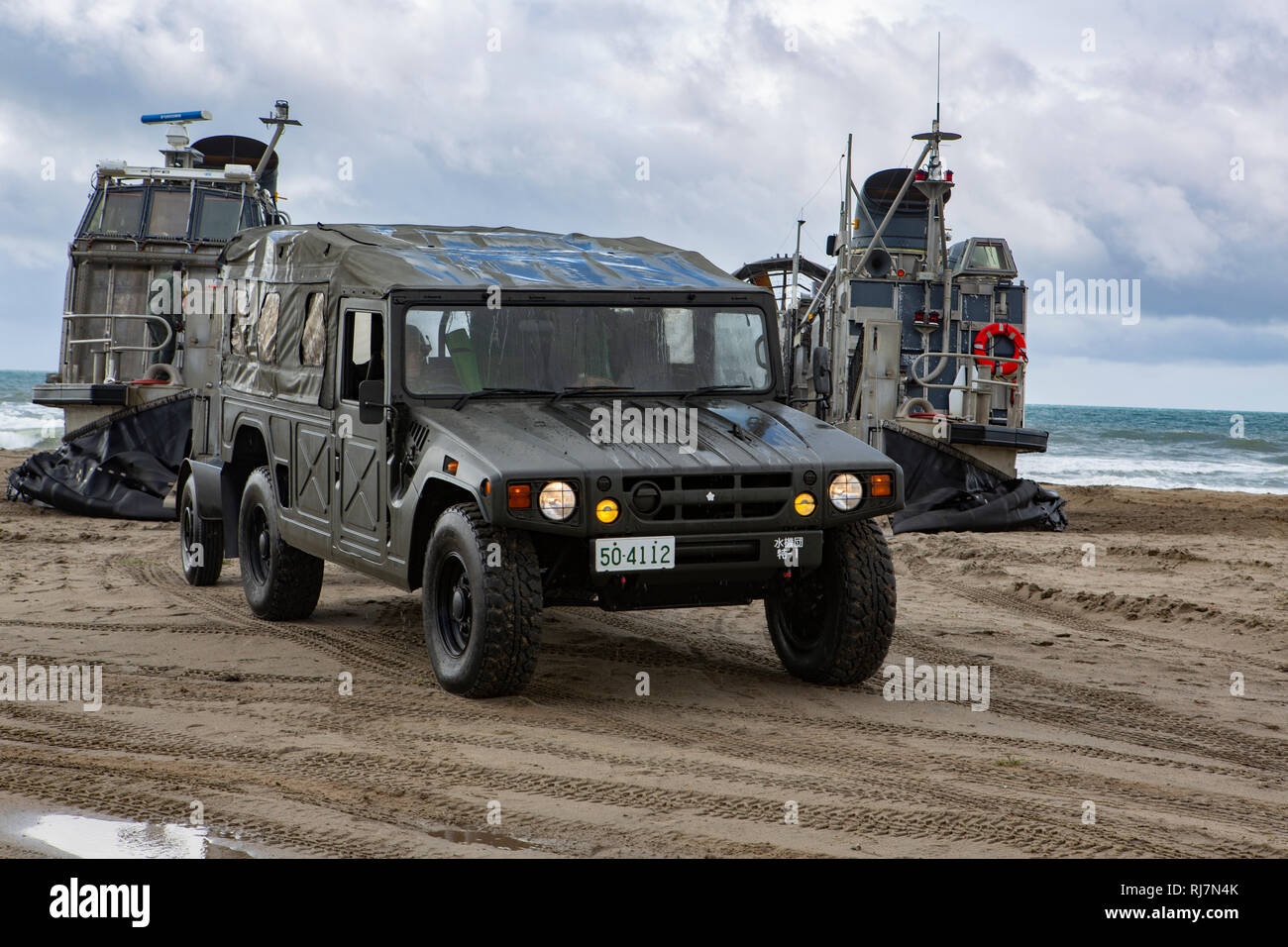 Un Giappone terra Forza di Autodifesa (JGSDF) veicolo tattico unità off un atterraggio aerei, cuscino d'aria durante un atterraggio anfibio esercizio per il pugno di ferro 2019, Febbraio 4, NEGLI STATI UNITI. Marine Corps base Camp Pendleton, CA. Esercitare il pugno di ferro è un annuale, formazione multilaterale esercizio dove USA e giapponesi i membri del servizio treno insieme e condividere le tecniche, tattiche e procedure per migliorare la loro complessiva capacità operative. (U.S. Marine Corps foto di Cpl. Cutler Brice) Foto Stock