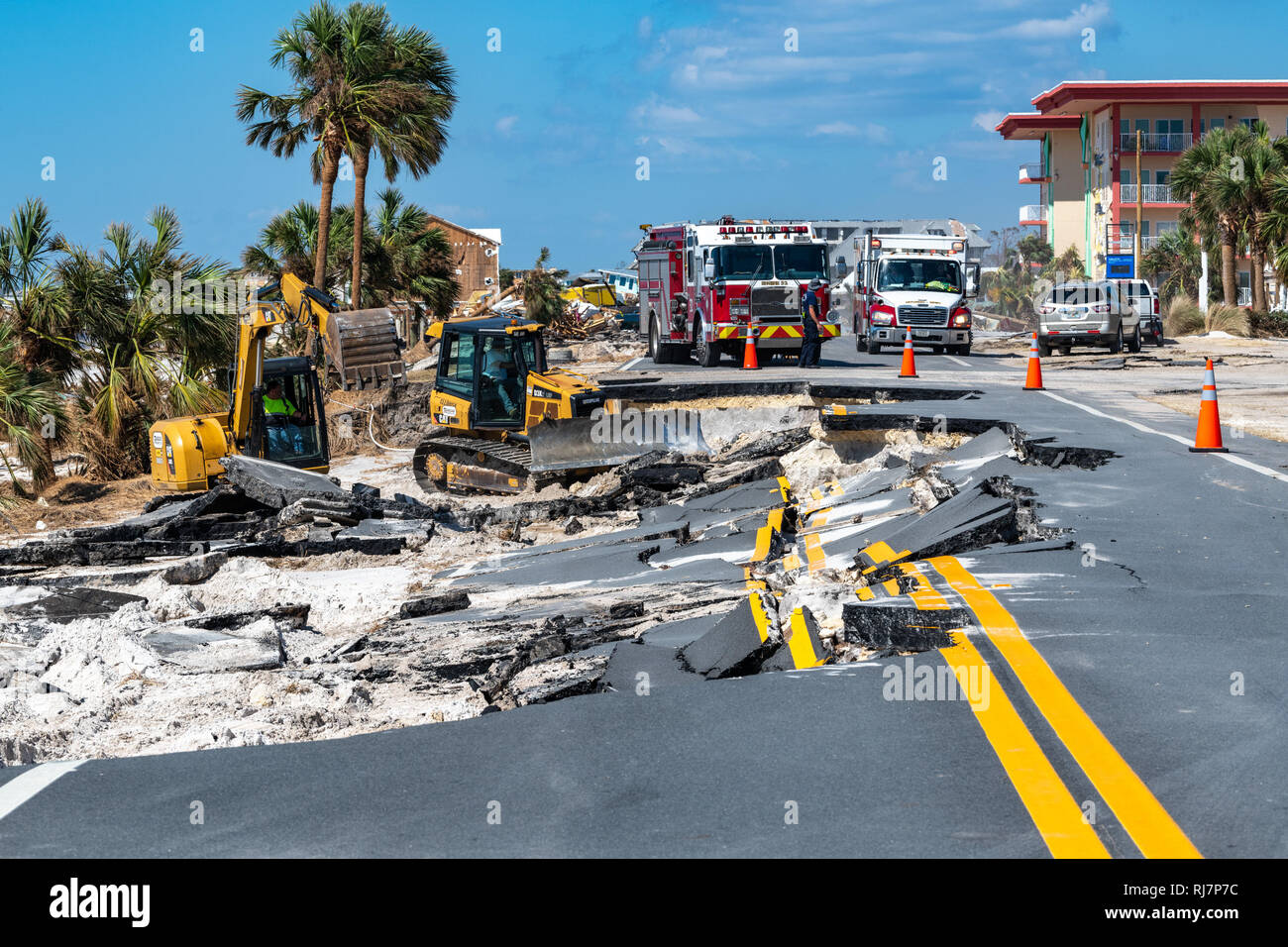 Messico Beach, FL., Ottobre 14, 2018--uragano Michael realizzato approdo Sulla Florida Panhandle Ottobre 10th, con 155 miglio-per-ora i venti che lo istituisce come la più forte tempesta a colpire gli Stati Uniti continentali a partire dal 2004. Con venti così elevata come 155 mph, la categoria 4 tempesta ha sbattuto le città costiere nella zona, livellamento edifici e strutture, strade di allagamento e lasciando una scia di distruzione. FEMA/K.C. Wilsey Foto Stock