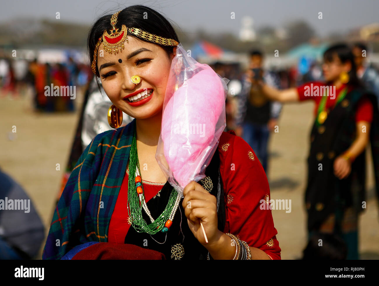 Kathmandu, Nepal. 5 febbraio, 2019. Una donna da Tamang comunità vestito in costumi tradizionali comportano per le foto come lei si riuniscono per contrassegnare il Sonam Losar o il nuovo anno lunare. Sonam Losar si verifica circa lo stesso tempo di anni come fa il cinese e il mongolo nuovo anno e utilizza il calendario cinese come bene. Credito: Sunil Pradhan SOPA/images/ZUMA filo/Alamy Live News Foto Stock