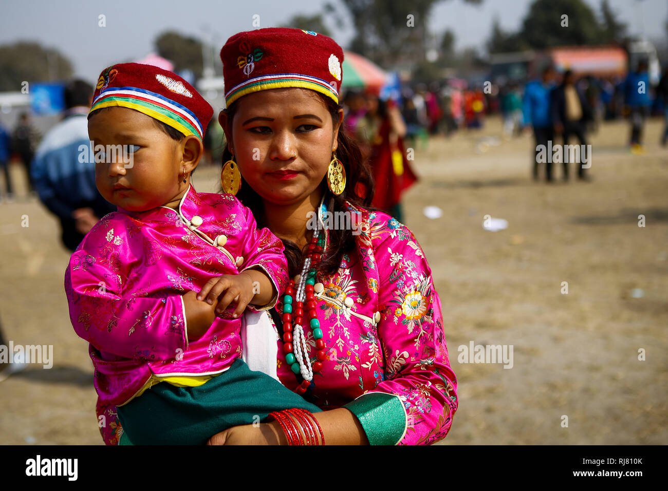 Kathmandu, Nepal. 5 febbraio, 2019. Una donna con il suo bambino da Tamang comunità nei costumi tradizionali arrivano per contrassegnare il Sonam Losar o il nuovo anno lunare. Sonam Losar si verifica circa lo stesso tempo di anni come fa il cinese e il mongolo nuovo anno e utilizza il calendario cinese come bene. Credito: Sunil Pradhan SOPA/images/ZUMA filo/Alamy Live News Foto Stock