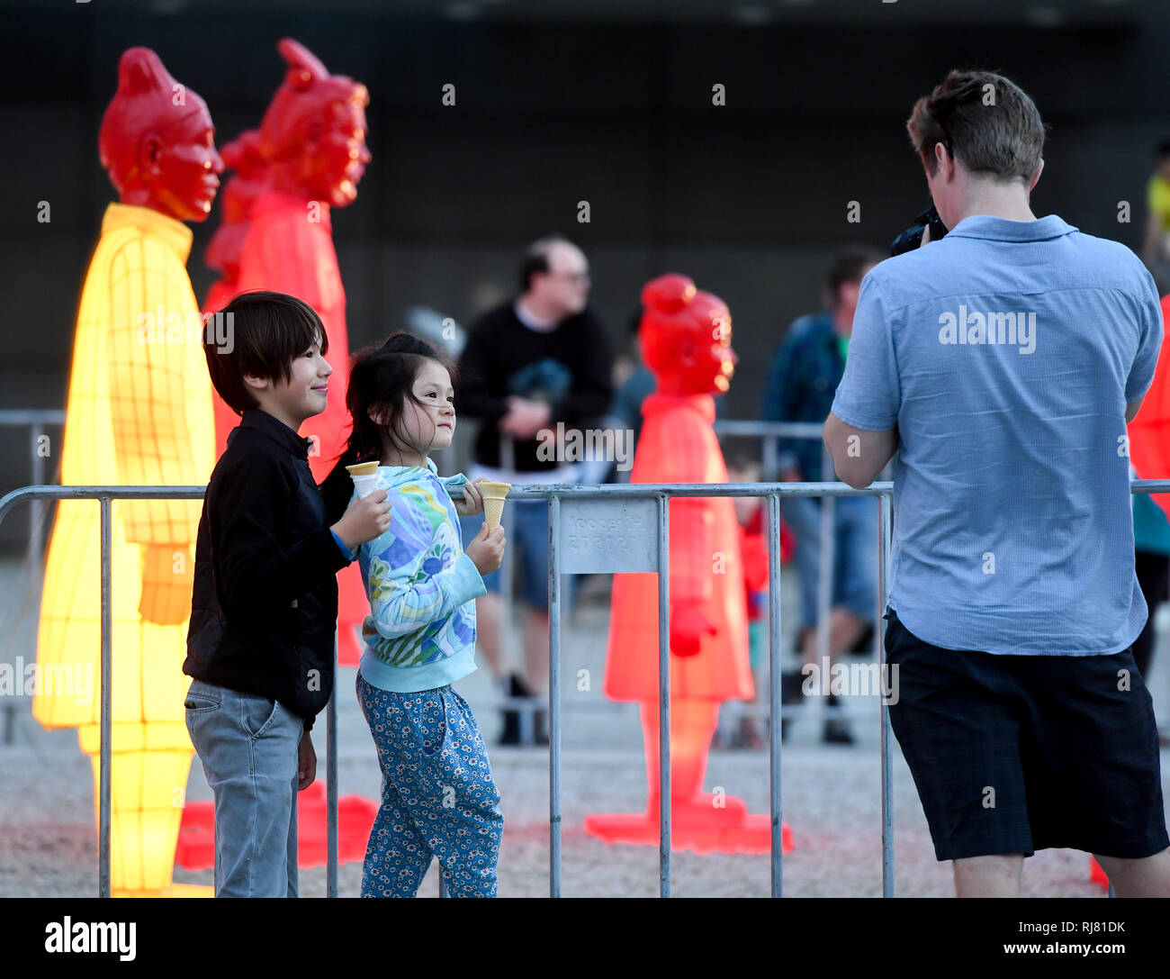 Wellington, Wellington. 5 febbraio, 2019. I bambini rappresentano per le immagini nella parte anteriore del Guerriero di terracotta lanterne fuori il Museo Nazionale della Nuova Zelanda a Wellington, Nuova Zelanda il 5 febbraio, 2019. Per festeggiare il nuovo anno lunare cinese, queste lanterne sarà acceso ogni sera dalle 8 pm fino a mezzanotte. Prima di Wellington, queste lanterne sono state visualizzate in diverse posizioni iconico in tutto il mondo tra cui il porto di Sydney, Zagabria, Praga, Edimburgo e Manchester. Credito: Guo Lei/Xinhua/Alamy Live News Foto Stock