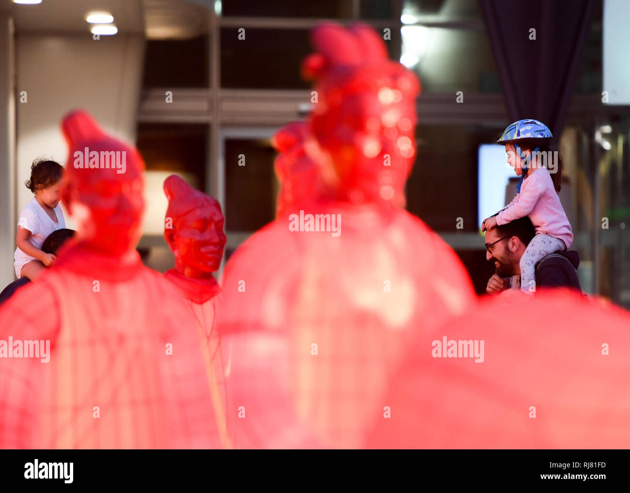 Wellington, Wellington. 5 febbraio, 2019. Guerrieri di Terracotta lanterne sono sul display esterno il museo nazionale della Nuova Zelanda a Wellington, Nuova Zelanda il 5 febbraio, 2019. Per festeggiare il nuovo anno lunare cinese, queste lanterne sarà acceso ogni sera dalle 8 pm fino a mezzanotte. Prima di Wellington, queste lanterne sono state visualizzate in diverse posizioni iconico in tutto il mondo tra cui il porto di Sydney, Zagabria, Praga, Edimburgo e Manchester. Credito: Guo Lei/Xinhua/Alamy Live News Foto Stock