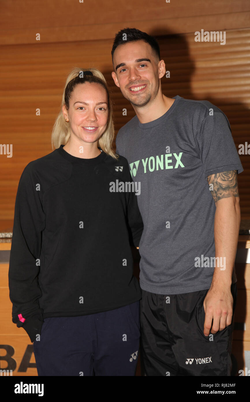 Milton Keynes, Regno Unito. 5 febbraio, 2019. Inghilterra Badminton giocatori di squadra in una giornata dei media in vista delle prossime Overgrip Yonex tutti Inghilterra Badminton torneo nel marzo 2019. Nella foto a sinistra Gabby Adcock & Chris Adcock. La manifestazione si terrà a Birmingham Credito: Ged Noonan/ Alamy Live News Foto Stock