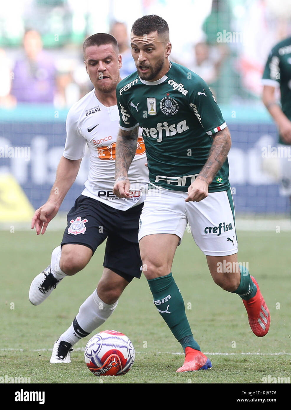 SÃO PAULO, SP - 02.02.2019: PALMEIRAS X CORINTHIANS - Lucas Lima, da SE Palmeiras, gioca la palla con SC Corinzi PRamiro dur durante una partita valida per il quinto round del Campeonato Paulista, Serie A1, a theianz Parque que Arena. (Foto: Cesar Greco/Fotoarena) Foto Stock