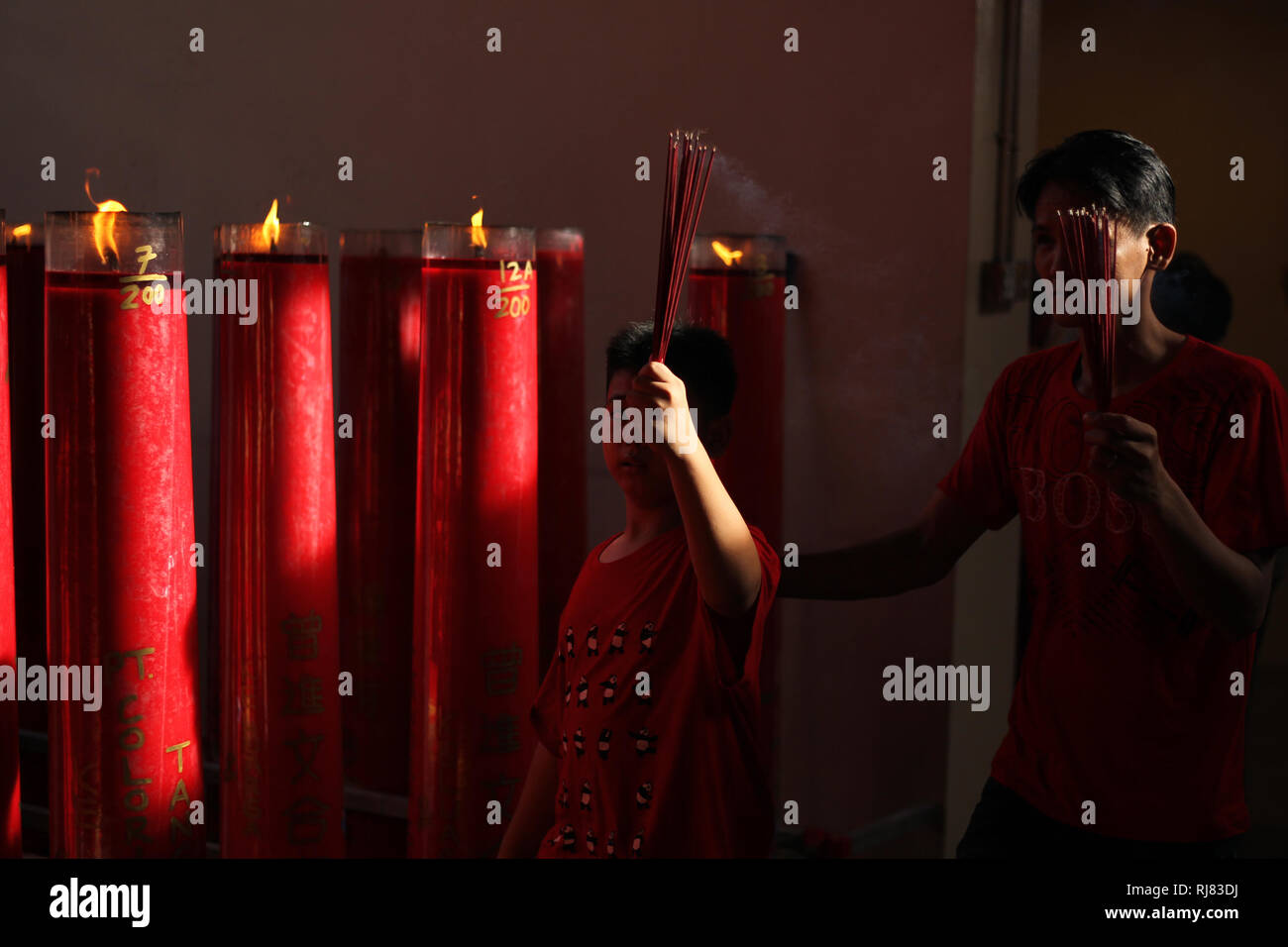 Jakarta, Indonesia. 5 Feb 2019. Residenti a pregare nel tempio del Vihara Bakti Dharma per dare il benvenuto al nuovo anno cinese 2019 a Jakarta, Indonesia , 5 gennaio 2019. Credito: nick hanoatubun/Alamy Live News Foto Stock