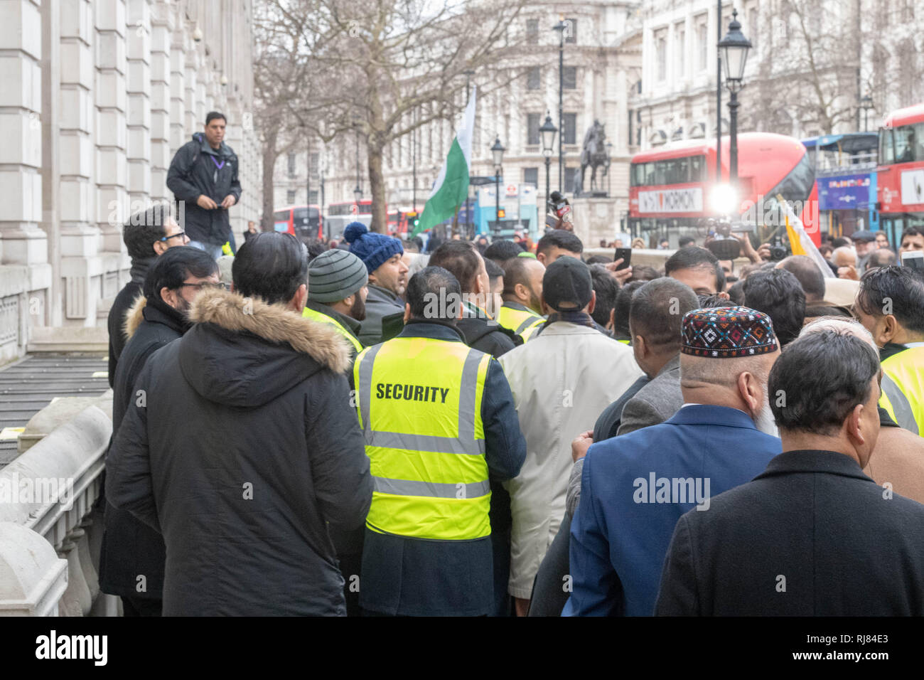 Londra, Regno Unito. 5 febbraio 2019, disordini scoppiati tra pro e anti India gruppi al di fuori di Downing street e l'ufficio di Gabinetto presso il Kashmir annuale solidarietà protesta a Whitehall, protestando contro il presunto esercito indiano occupazione della marcatura del Kashmir Pakistan è il supporto per il popolo del contestato il territorio del nord di Jammu e Kashmir Credit Ian Davidson/Alamy Live News Foto Stock