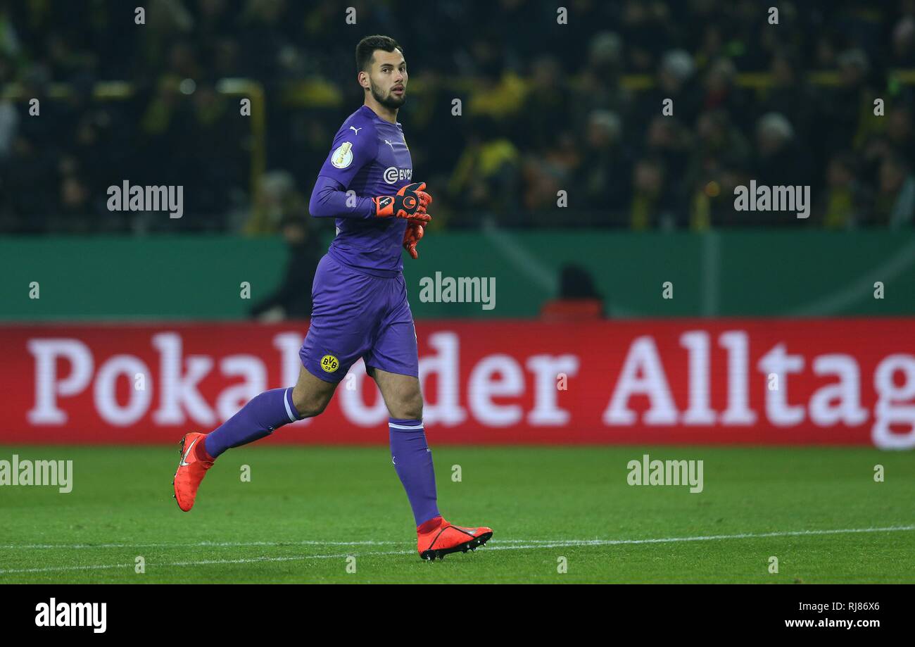 Dortmund, Deutschland. 05 Feb, 2019. firo: 05.02.2019. Calcio, 1.Bundesliga, stagione 2018/2019, DFB Cup, round di 16, BVB, Borussia Dortmund - Werder Bremen SV, sostituzione portiere Eric OELSCHLAGEL, BVB, ERGO pubblicità, trofeo o quotidiano | Utilizzo di credito in tutto il mondo: dpa/Alamy Live News Foto Stock