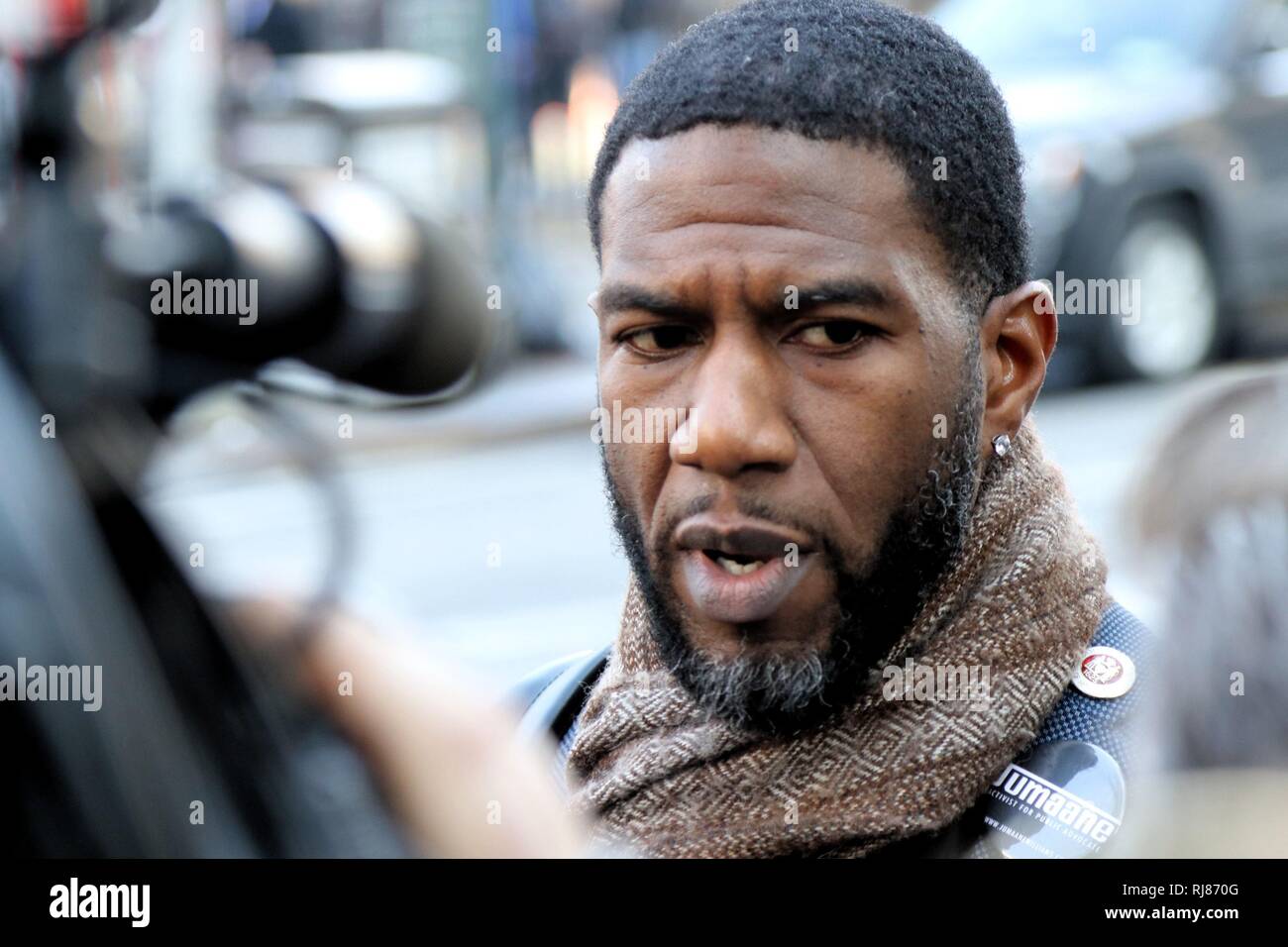 La città di New York, New York, Stati Uniti d'America. 5 febbraio, 2019. Vice Leader del New York City Consiglio Jumaane Williams parlare di media al di fuori della US Federal Court House il 5 febbraio 2019. Williams che è in esecuzione per la città di New York Public avvocato nel 2019, ha partecipato ad una audizione dinanzi a noi il giudice federale audizione il caso di New York detenuti presso il Metropolitan Centro di Detenzione di Brooklyn (MDC Brooklyn), lasciato a congelare in ''˜tortuosa condizione' quando il MDC ha subito un blackout durante il recente in condizioni di freddo intenso. Credito: G. Ronald Lopez/ZUMA filo/Alamy Live News Foto Stock