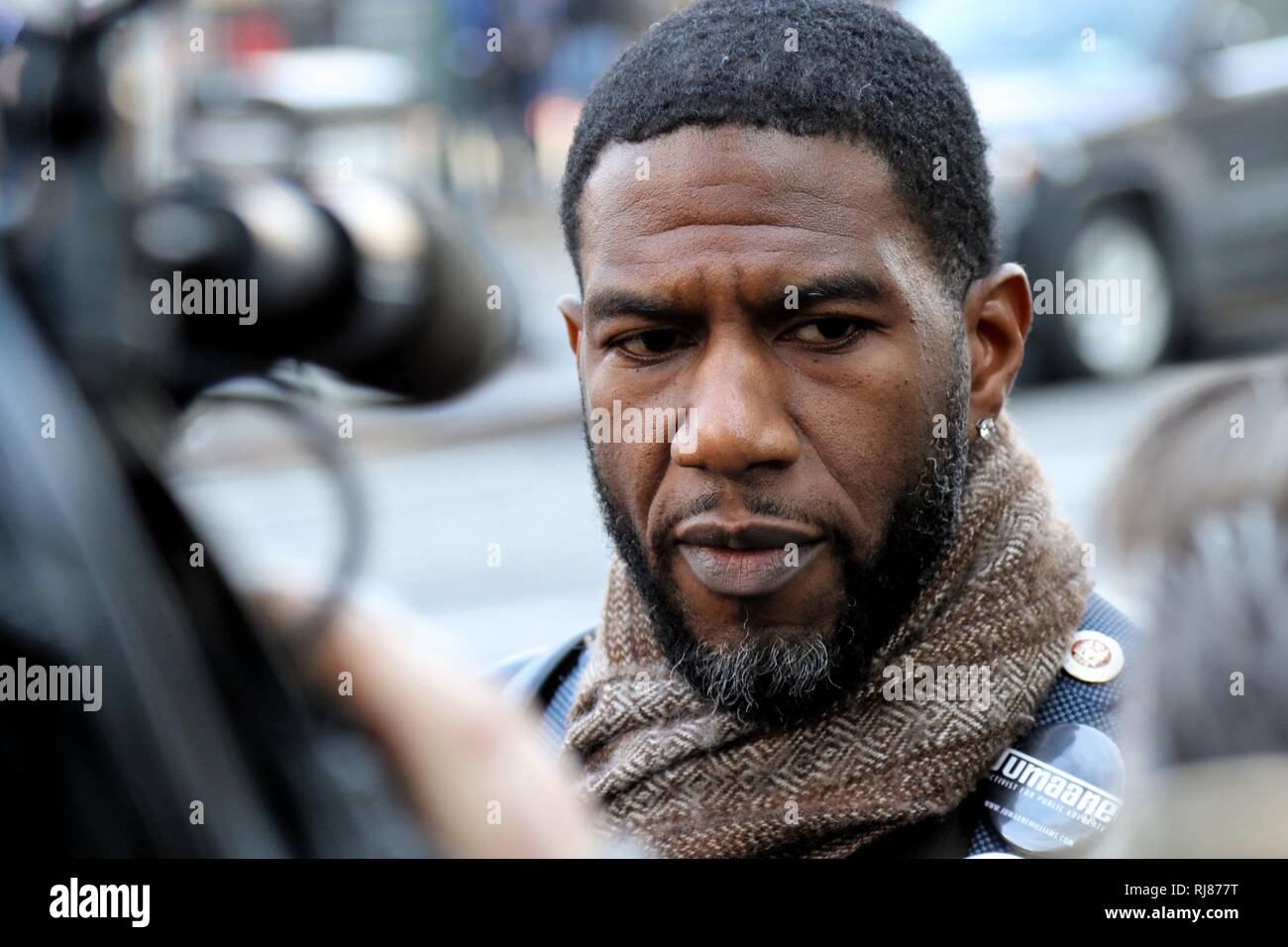 New York, NY, STATI UNITI D'AMERICA. 5 febbraio, 2019. Vice Leader del New York City Consiglio Jumaane Williams parlare di media al di fuori della US Federal Court House il 5 febbraio 2019. Williams che è in esecuzione per la città di New York Public avvocato nel 2019, ha partecipato ad una audizione dinanzi a noi il giudice federale audizione il caso di New York detenuti presso il Metropolitan Centro di Detenzione di Brooklyn (MDC Brooklyn), lasciato a congelare in 'tortuosa condizione' quando il MDC ha subito un blackout durante il recente in condizioni di freddo intenso. © 2019 G. Ronald Lopez/DigiPixsAgain.us/Alamy Live News Foto Stock