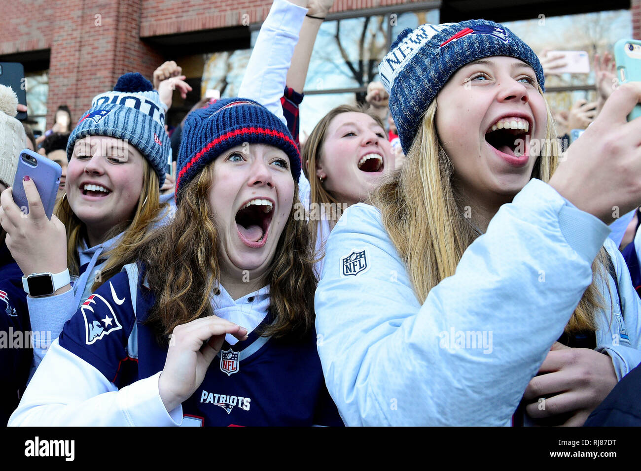 Boston, Massachusetts 5 febbraio, 2019. Due ventole reagiscono come l'anatra boat che trasportano Tom Brady si avvicina durante i patrioti Super Bowl LIII vittoria parata tenutasi a Boston, Massachusetts. Eric Canha/CSM/Alamy Live News Foto Stock