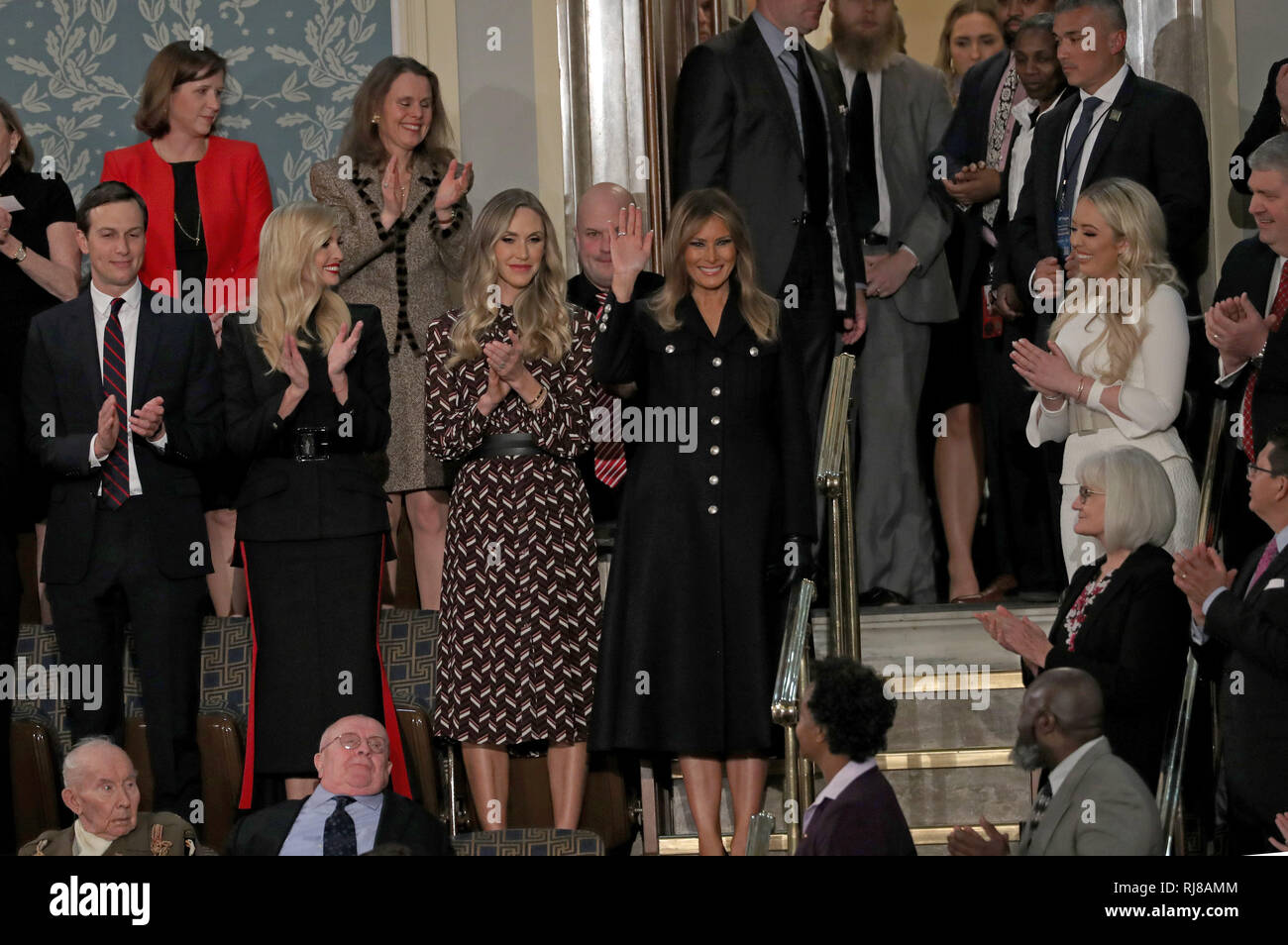 Washington, Distretto di Columbia, Stati Uniti d'America. 5 febbraio, 2019. La first lady Melania Trump onde come lei arriva prima al Presidente degli Stati Uniti Trump offrendo la sua seconda annuale sullo stato dell'Unione indirizzo a una sessione congiunta del Congresso degli Stati Uniti del Campidoglio di Washington DC su Martedì, 5 febbraio 2019 Credit: Alex Edelman/CNP/ZUMA filo/Alamy Live News Foto Stock