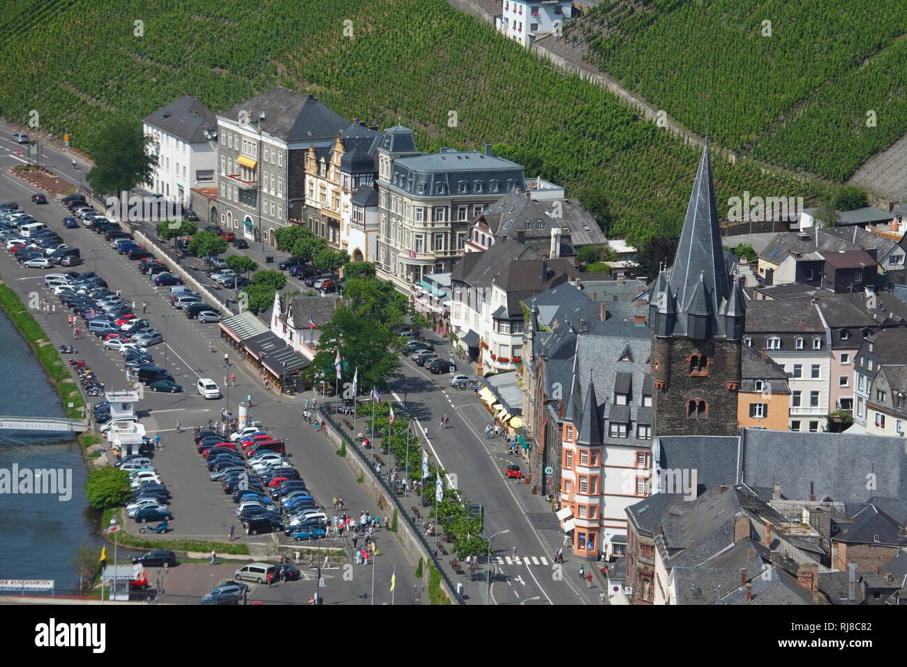 Gestade mit San Michaelkirche und Altstadt von Bernkastel, Bernkastel-Kues, Renania-Palatinato, Deutschland Foto Stock