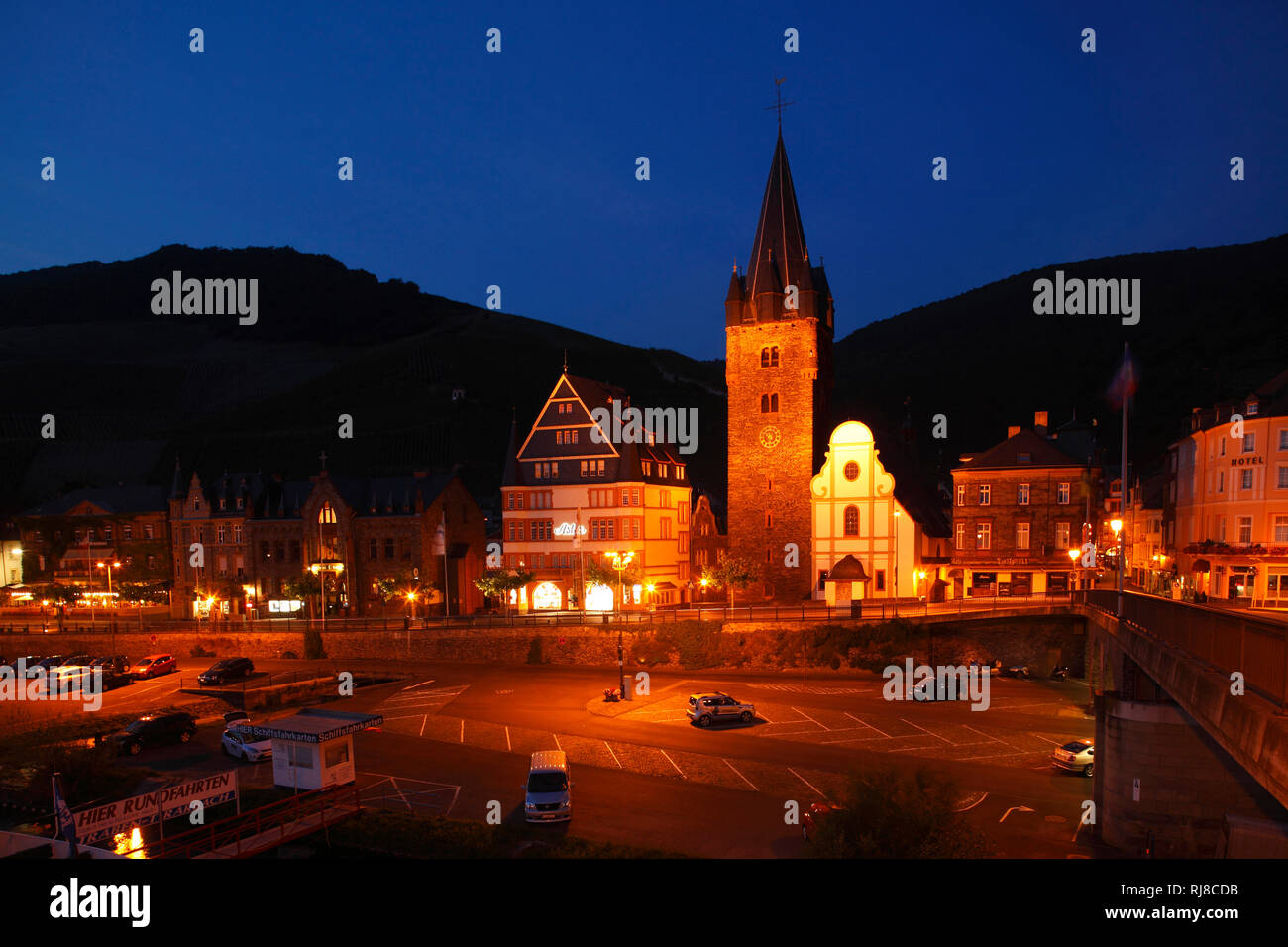 Gestade mit San Michaelkirche in der Altstadt von Bernkastel bei Abenddämmerung, Bernkastel-Kues, Renania-Palatinato, Deutschland Foto Stock