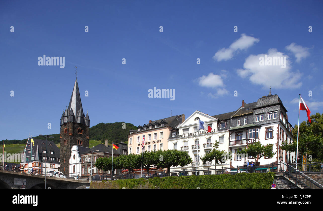 Gestade mit San Michaelkirche, Bernkastel-Kues, Renania-Palatinato, Deutschland Foto Stock